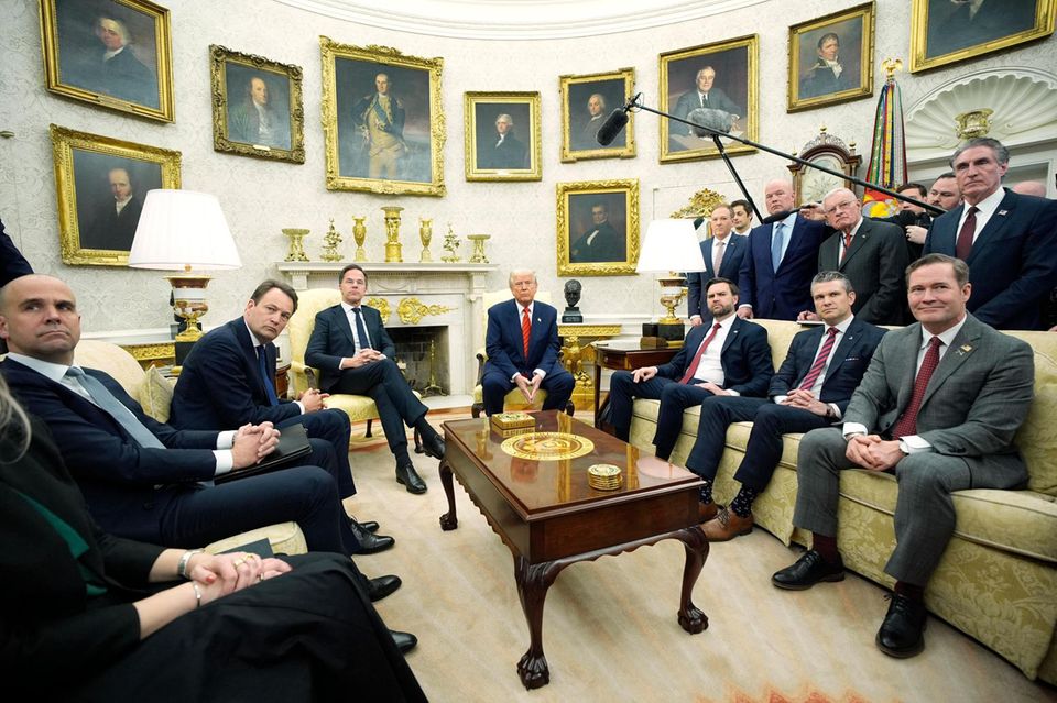 Ob Nato-Generalsekretär Mark Rutte (rechts neben Trump) sich vom Protz beeindrucken ließ?