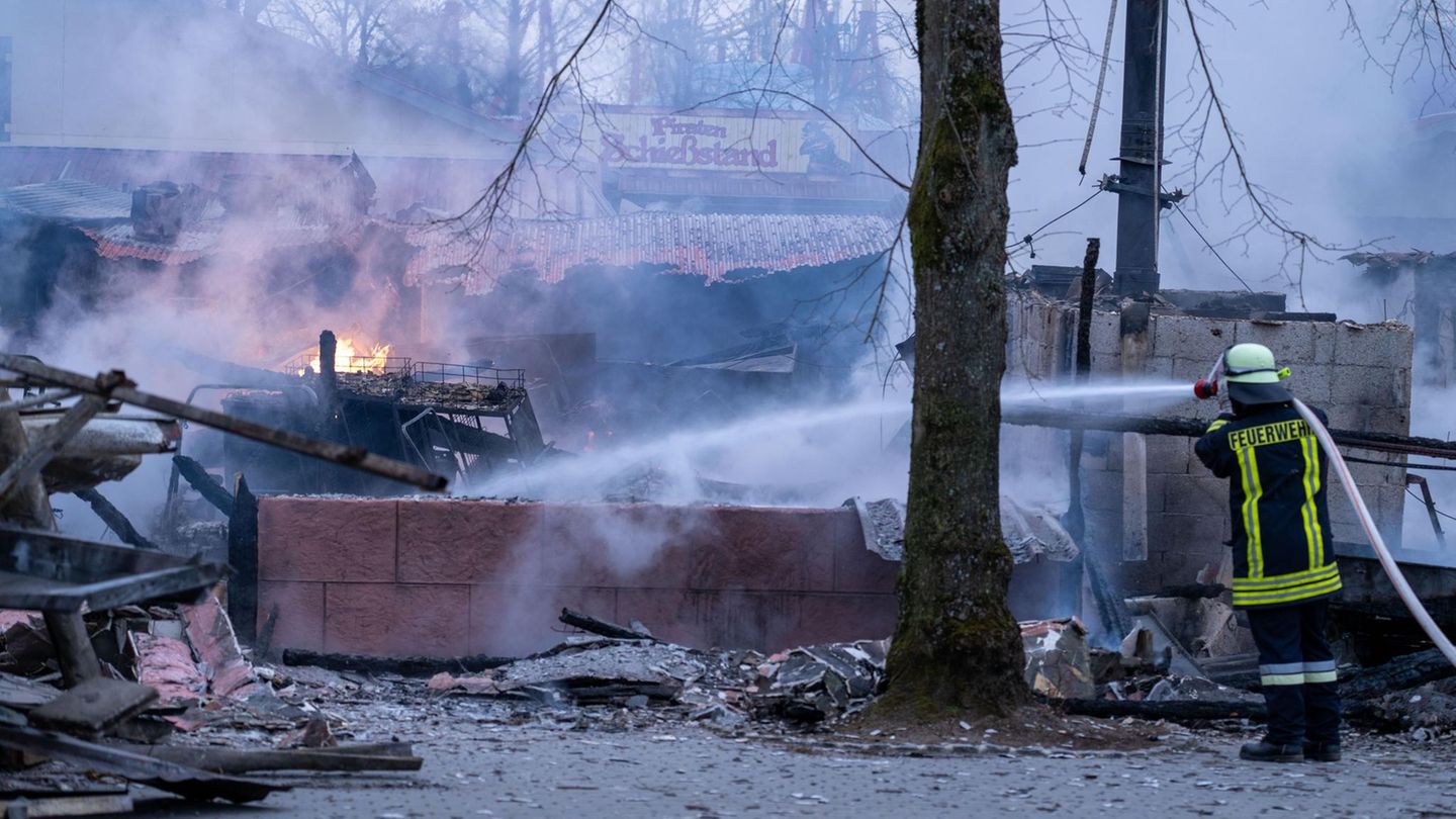 Ein Feuerwehrmann bekämpft das Feuer im Freizeitpark Geiselwind