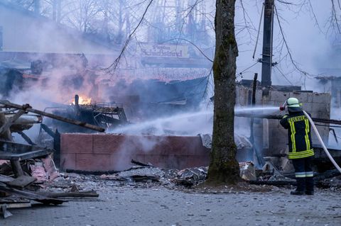 Ein Feuerwehrmann bekämpft das Feuer im Freizeitpark Geiselwind