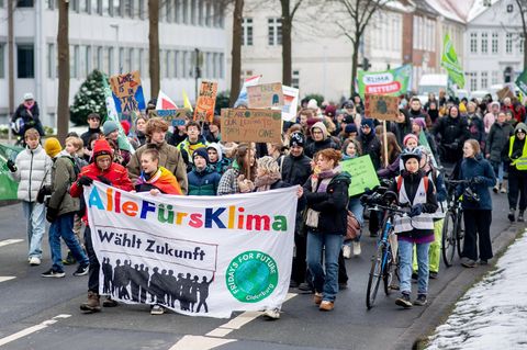 Demo in Oldenburg: Junge Leute demonstrierten im Februar anlässlich des bundesweiten Klimastreiks von Fridays for Future in der Innenstadt. Das Sondervermögen speist auch den Klima- und Transformationfonds mit 100 Milliarden Euro