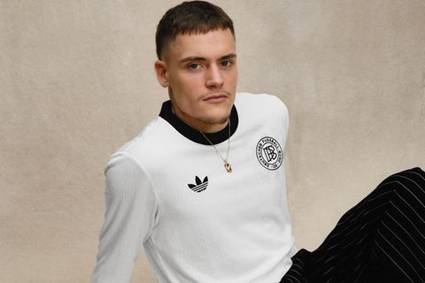 Florian Wirtz präsentiert das Trikot aus der DFB-Jubiläumskollektion