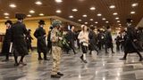 Jüdische ultraorthodoxe Männer und Kinder, von denen einige Kostüme tragen, halten sich in einer Synagoge in Jerusalem  auf