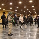 Jüdische ultraorthodoxe Männer und Kinder, von denen einige Kostüme tragen, halten sich in einer Synagoge in Jerusalem  auf