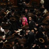 Während Purim wird das Buch der Esther aus der Bibel gelesen