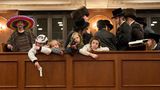 Jüdische ultraorthodoxe Männer und Kinder, von denen einige Kostüme tragen, halten sich in einer Synagoge in Jerusalem auf