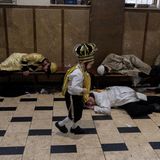 Jüdische ultraorthodoxe Kind läuft in Mea Sharim an betrunkenen, schlafenden Kindern und Jugendlichen vorbei