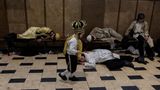 Jüdische ultraorthodoxe Kind läuft in Mea Sharim an betrunkenen, schlafenden Kindern und Jugendlichen vorbei