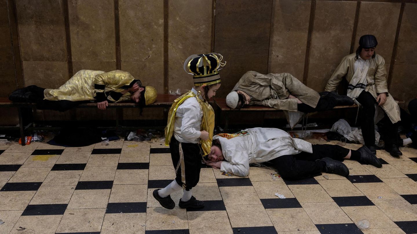 Jüdische ultraorthodoxe Kind läuft in Mea Sharim an betrunkenen, schlafenden Kindern und Jugendlichen vorbei