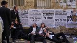 Jüdische, betrunkene Männer feiern das jüdische Purim-Fest in Mea Shearim, einem ultra-orthodoxen Viertel in Jerusalem