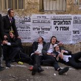 Jüdische, betrunkene Männer feiern das jüdische Purim-Fest in Mea Shearim, einem ultra-orthodoxen Viertel in Jerusalem