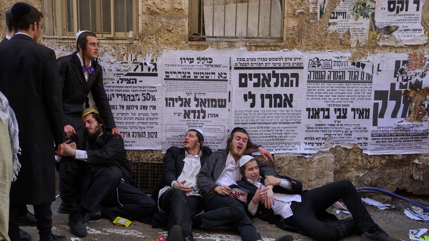 Jüdische, betrunkene Männer feiern das jüdische Purim-Fest in Mea Shearim, einem ultra-orthodoxen Viertel in Jerusalem