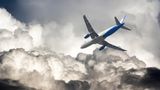 Ein Flugzeug fliegt in ein Schlechtwettergebiet mit dicken, dunklen Wolken