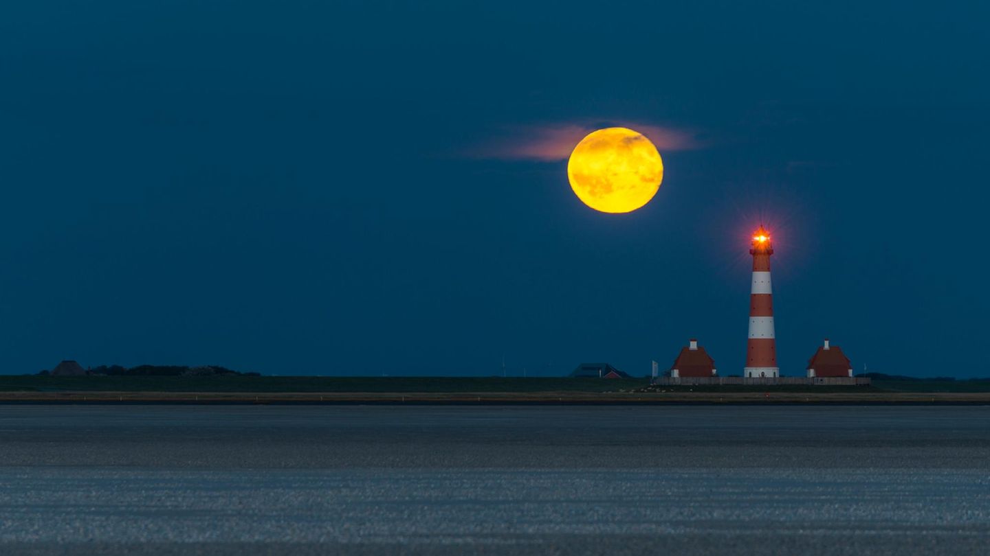 Strom vom Mond?   Ja, den gibt es, wenn auch nur mittelbar. Gezeitenkraftwerke nutzen die Kraft des Mondes, wenn Sie Energie aus dem Tidehub, also der vom Mond beeinflussten Ebbe und Flut gewinnen. Diese Wasserbewegung ist eine besonders zuverlässige Energiequelle, da die Gezeiten vorhersehbar sind. Große Gezeitenkraftwerke stehen unter anderem in Frankreich (240 Megawatt), Süd-Korea (254 Megawatt) und Schottland (geplant bis 400 Megawatt)   