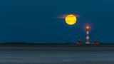 Strom vom Mond?   Ja, den gibt es, wenn auch nur mittelbar. Gezeitenkraftwerke nutzen die Kraft des Mondes, wenn Sie Energie aus dem Tidehub, also der vom Mond beeinflussten Ebbe und Flut gewinnen. Diese Wasserbewegung ist eine besonders zuverlässige Energiequelle, da die Gezeiten vorhersehbar sind. Große Gezeitenkraftwerke stehen unter anderem in Frankreich (240 Megawatt), Süd-Korea (254 Megawatt) und Schottland (geplant bis 400 Megawatt)   
