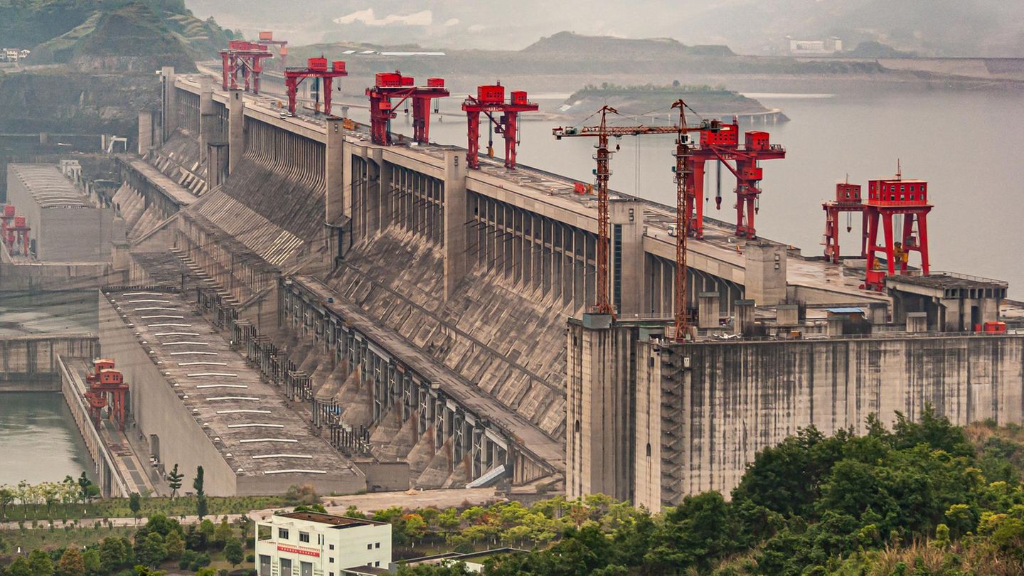 Hätten Sie das gewusst?: Die größte Wasserkraftanlage der Welt steht in… … in China. Drei-Schluchten-Damm im Jangtse-Fluss in der Provinz Hubei ist das größte Wasserkraftwerk der Welt und kann über 22.500 Megawatt Strom erzeugen – das entspricht etwa der Leistung von 20 Atomkraftwerken. Rund drei Prozent des gesamten Strombedarfs Chinas werden von diesem Mammut-Projekt gedeckt. Für seinen Bau mussten rund 1000 Dörfer und Kleinstädte weichen und rund 1,3 Millionen Menschen umgesiedelt werden. Viele von ihnen unter Druck Die größte Wasserkraftanlage der Welt steht in… … in China. Drei-Schluchten-Damm im Jangtse-Fluss in der Provinz Hubei ist das größte Wasserkraftwerk der Welt und kann über 22.500 Megawatt Strom erzeugen – das entspricht etwa der Leistung von 20 Atomkraftwerken. Rund drei Prozent des gesamten Strombedarfs Chinas werden von diesem Mammut-Projekt gedeckt. Für seinen Bau mussten rund 1000 Dörfer und Kleinstädte weichen und rund 1,3 Millionen Menschen umgesiedelt werden. Viele von ihnen unter Druck