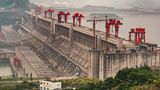 Die größte Wasserkraftanlage der Welt steht in…  … in China. Drei-Schluchten-Damm im Jangtse-Fluss in der Provinz Hubei ist das größte Wasserkraftwerk der Welt und kann über 22.500 Megawatt Strom erzeugen – das entspricht etwa der Leistung von 20 Atomkraftwerken. Rund drei Prozent des gesamten Strombedarfs Chinas werden von diesem Mammut-Projekt gedeckt. Für seinen Bau mussten rund 1000 Dörfer und Kleinstädte weichen und rund 1,3 Millionen Menschen umgesiedelt werden. Viele von ihnen unter Druck