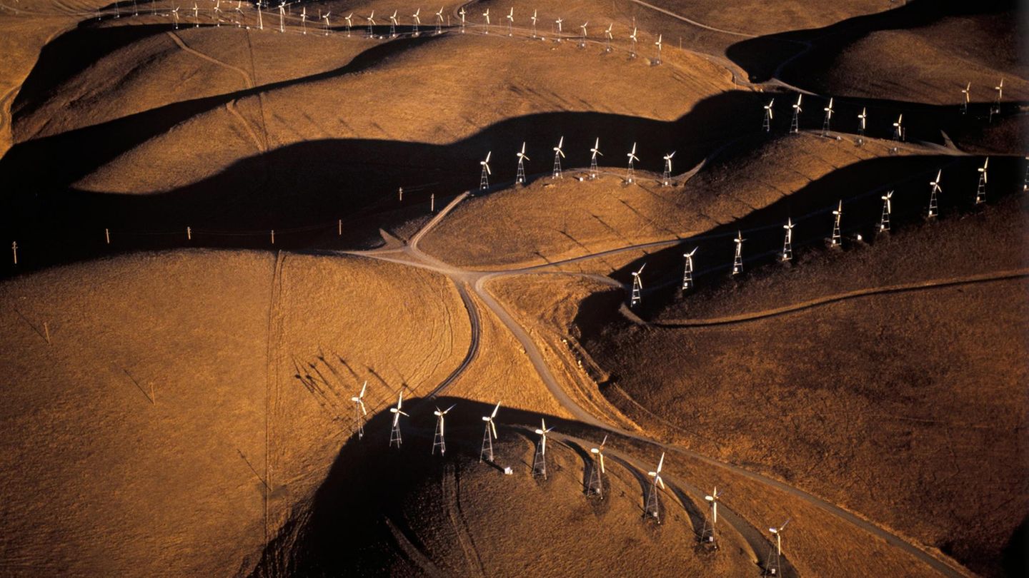 Hätten Sie das gewusst?: Wo drehen sich Windräder gegen den Uhrzeigersinn? In den USA. In Europa hingegen drehen sich die Rotoren im Uhrzeigersinn. Das liegt an den unterschiedlichen Herstellern, die mit ihren abweichenden technischen Standards den jeweiligen Markt dominieren. Ein physikalischer Grund dafür existiert nicht, es ist einfach eine Frage der Entwicklung und Tradition, so wie der Linksverkehr in Großbritannien Wo drehen sich Windräder gegen den Uhrzeigersinn? In den USA. In Europa hingegen drehen sich die Rotoren im Uhrzeigersinn. Das liegt an den unterschiedlichen Herstellern, die mit ihren abweichenden technischen Standards den jeweiligen Markt dominieren. Ein physikalischer Grund dafür existiert nicht, es ist einfach eine Frage der Entwicklung und Tradition, so wie der Linksverkehr in Großbritannien
