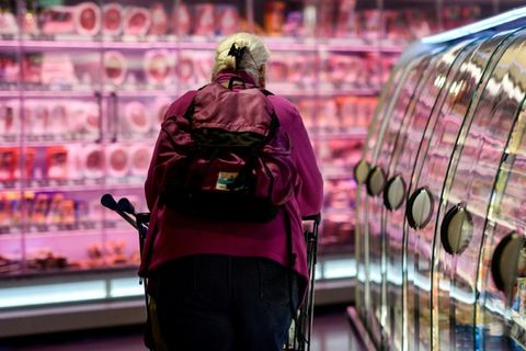 Kundin in Edeka-Laden