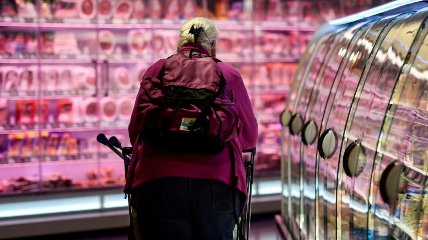 Kundin in Edeka-Laden