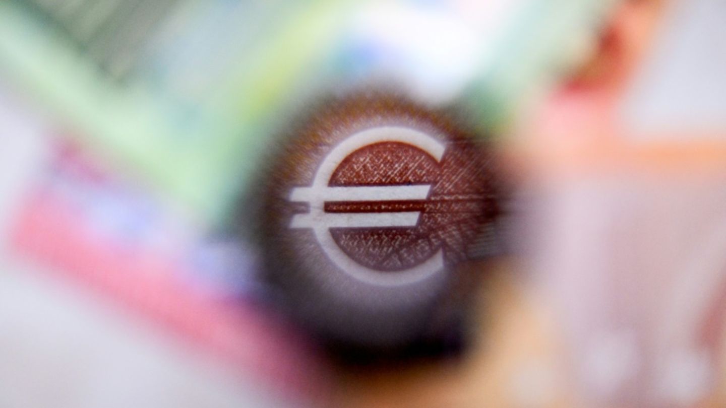 Eurozeichen auf einer 50-Euro-Note
