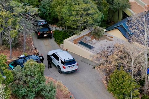 Ermittler besprechen sich vor dem Luxus-Anwesen in einer Gated Community von Santa Fe, wo Gene Hackman und seine Frau Betsy Arakawa tot aufgefunden wurden, 27. Februar 2025