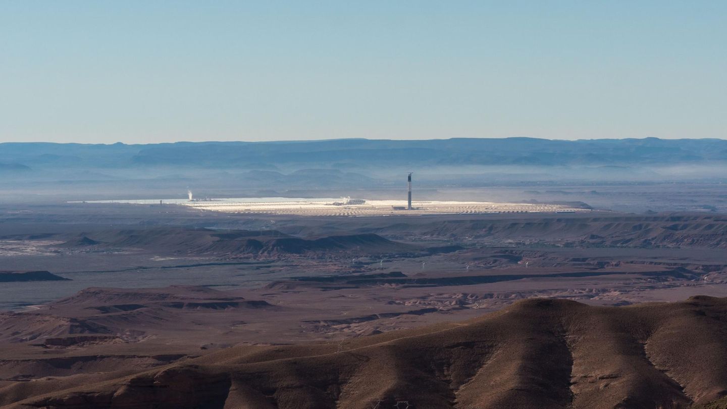 Der weltgrößte Solarpark steht in…  der marokkanischen Wüste. Der Noor-Solarpark in Ouarzazate, Marokko, ist einer der größten Solarparks der Welt. Mit einer Gesamtleistung von 580 Megawatt (MW) erstreckt sich das Kraftwerk über 3000 Hektar und versorgt rund 1,3 Millionen Menschen mit sauberem Strom. Eine Besonderheit von Noor ist die Concentrated Solar Power (CSP)-Technik, bei der Spiegel das Sonnenlicht auf einen zentralen Turm oder Röhren konzentrieren. Dadurch wird ein Wärmespeicher erhitzt, der es ermöglicht, auch nach Sonnenuntergang bis zu sieben Stunden lang Strom zu liefern, ein großer Vorteil gegenüber herkömmlichen Photovoltaikanlagen. Der Noor-Solarpark gilt als Blaupause für andere sonnenreiche Regionen weltweit