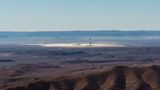 Der weltgrößte Solarpark steht in…  der marokkanischen Wüste. Der Noor-Solarpark in Ouarzazate, Marokko, ist einer der größten Solarparks der Welt. Mit einer Gesamtleistung von 580 Megawatt (MW) erstreckt sich das Kraftwerk über 3000 Hektar und versorgt rund 1,3 Millionen Menschen mit sauberem Strom. Eine Besonderheit von Noor ist die Concentrated Solar Power (CSP)-Technik, bei der Spiegel das Sonnenlicht auf einen zentralen Turm oder Röhren konzentrieren. Dadurch wird ein Wärmespeicher erhitzt, der es ermöglicht, auch nach Sonnenuntergang bis zu sieben Stunden lang Strom zu liefern, ein großer Vorteil gegenüber herkömmlichen Photovoltaikanlagen. Der Noor-Solarpark gilt als Blaupause für andere sonnenreiche Regionen weltweit