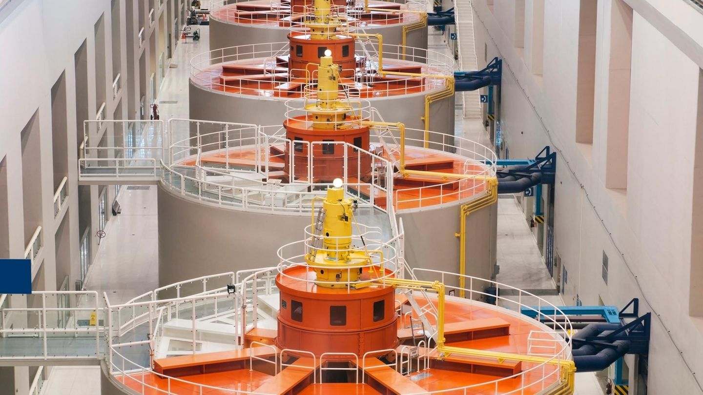 Blick auf große Generatoren eines Wasserkraftwerkes