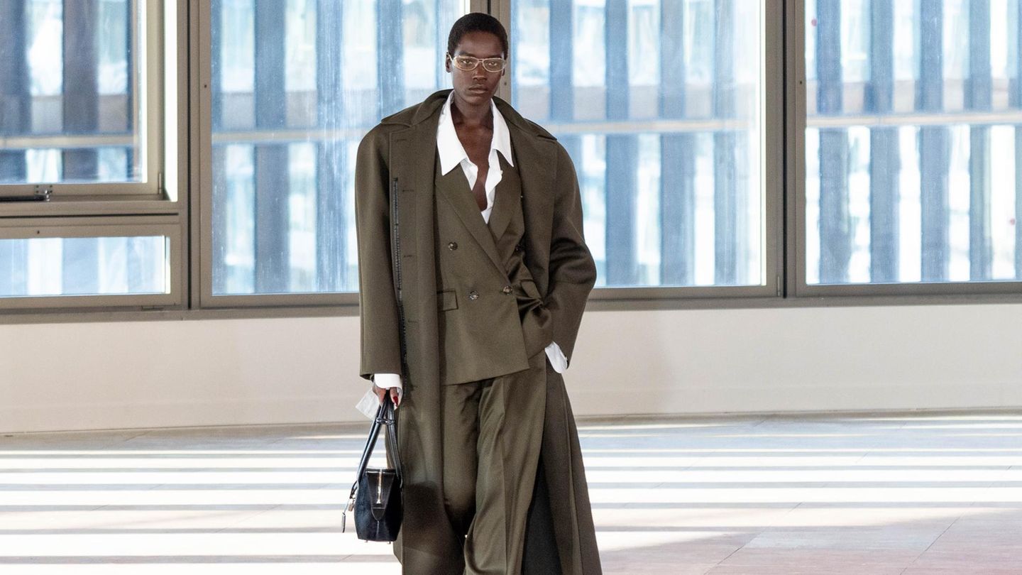 Ein Model auf der Paris Fashion Week 2025 Ein Model auf der Paris Fashion Week 2025