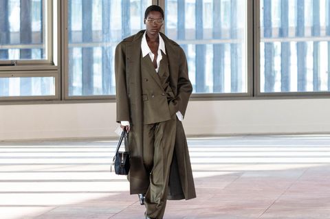Ein Model auf der Paris Fashion Week 2025