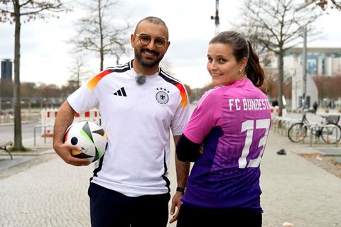 FC Bundestag gegen AfD: "Ich möchte nicht mit Nazis unter der Dusche stehen"