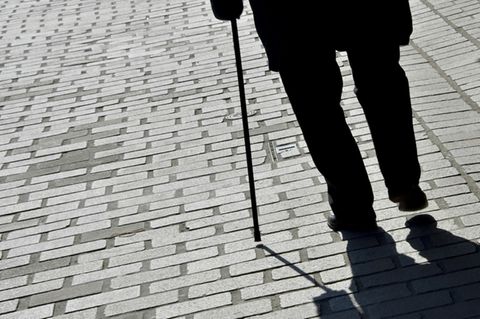 Alter Mann mit Gehstock