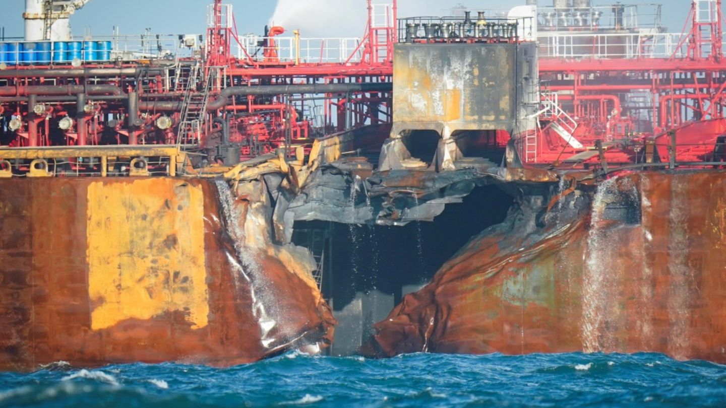 Durch die Kollision gerissenes Loch im Tanker