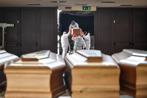 Särge werden zum Transport auf den Friedhof in einen Armeelaster geladen