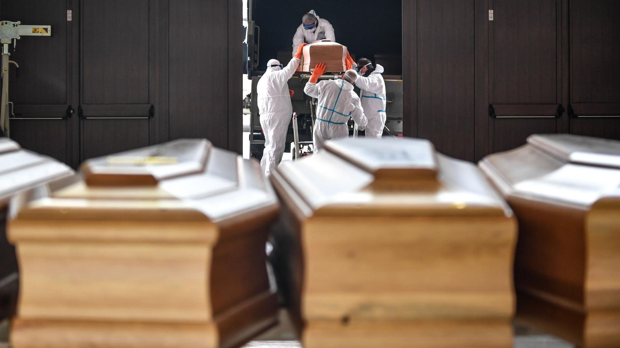 Särge werden zum Transport auf den Friedhof in einen Armeelaster geladen