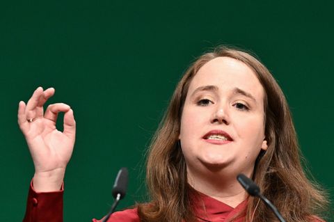 Ricarda Lang, Bundestagsabgeordnete Bündnis 90/Die Grünen, gestikuliert während einer Rede mit der rechten Hand