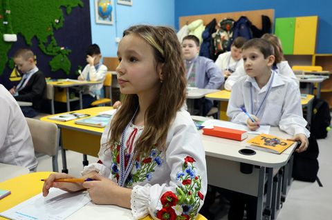Schule tief unter der Erde: Wie Kinder trotz Krieg lernen (Video)