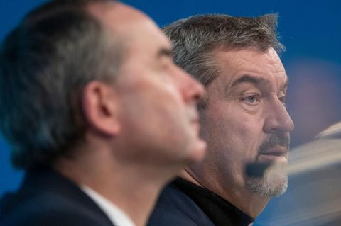 Bayern: Markus Söder, (r.) spricht neben Hubert Aiwanger (l.)