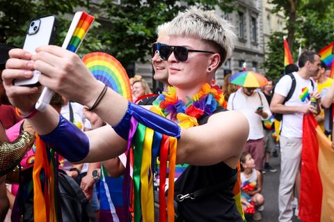 Im Sommer 2024 durfte in Budapest in Ungarn noch fröhlich und stolz in Regenbogenfarben gefeiert werden