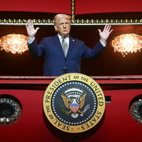 On Monday, Donald Trump visited the John F. Kennedy Center for the Performing Arts in Washington. Here he had a pressively pressed manner in the presidential lodge.