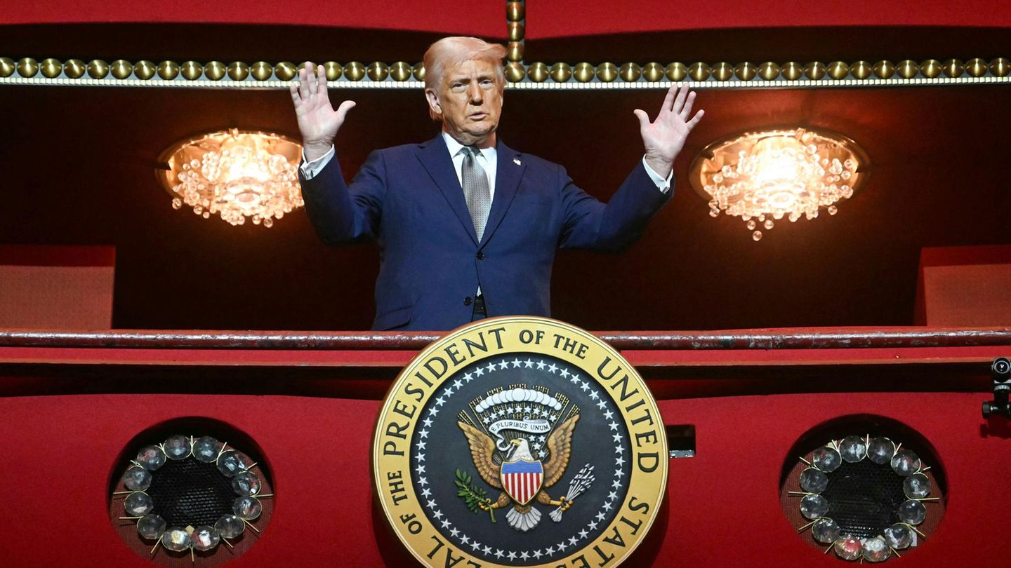 Donald Trump im Kennedy Center Am Montag besuchte Donald Trump das John F. Kennedy Center for the Performing Arts in Washington. Hier ließ er sich pressewirksam in der Präsidentenloge ablichten.