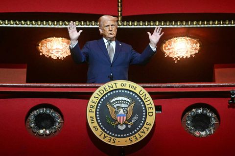 Am Montag besuchte Donald Trump das John F. Kennedy Center for the Performing Arts in Washington. Hier ließ er sich pressewirksam in der Präsidentenloge ablichten.