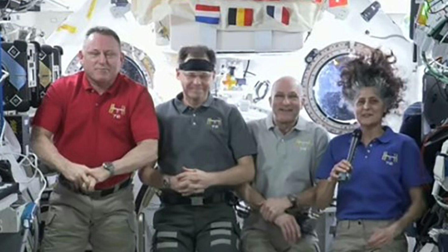 Wilmore (links), Williams (rechts) und ihre ISS-Kollegen