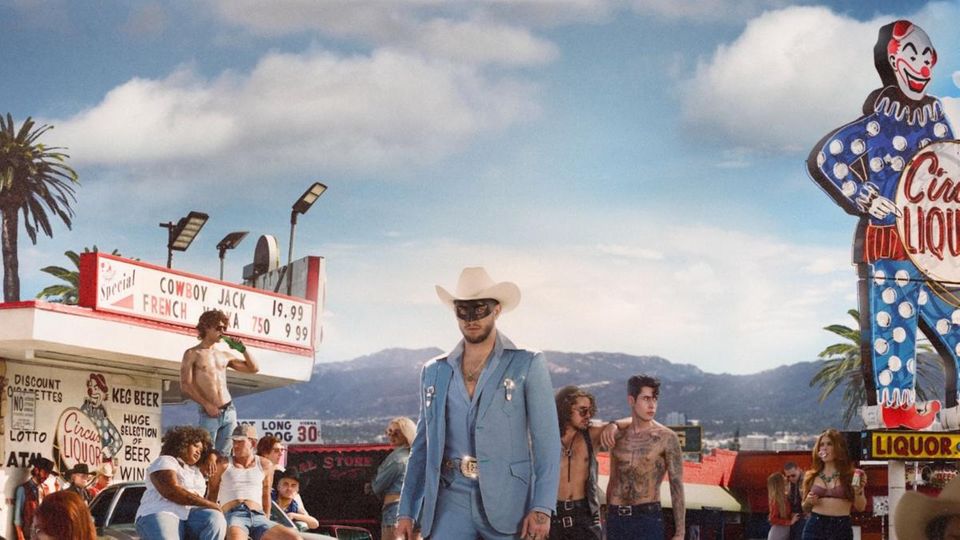 Orville Peck wie man ihn bislang kannte: Queer und kantig, ein Cowboy in Strass und manchmal sogar Pailetten