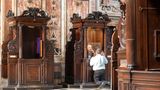 Neapel - Altstadt.Chiesa del Gesù Nuovo - Pfarrer bei der Abnahme der Beichte.