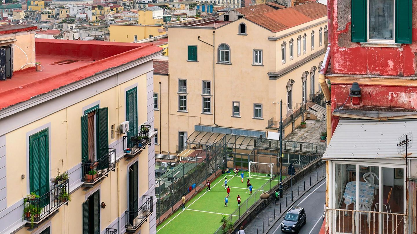 Blick von der Dachterrasse der privaten Università Suor Orsola Benincasa über das spanische Viertel in Neapel
