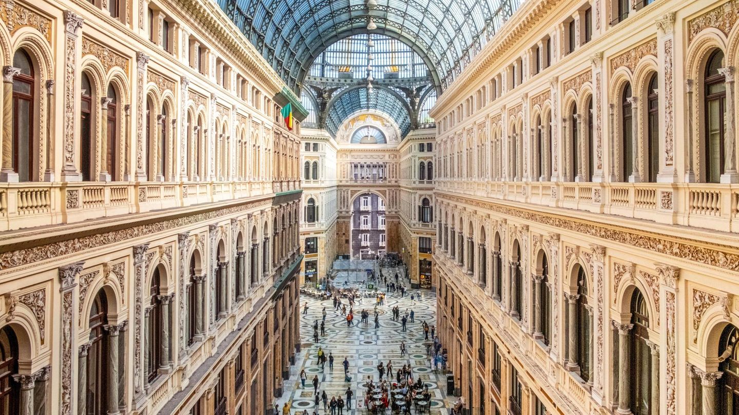 Neapel, Kampanien, Italien, Blick durch die Mittelachse der Galeria Umberto