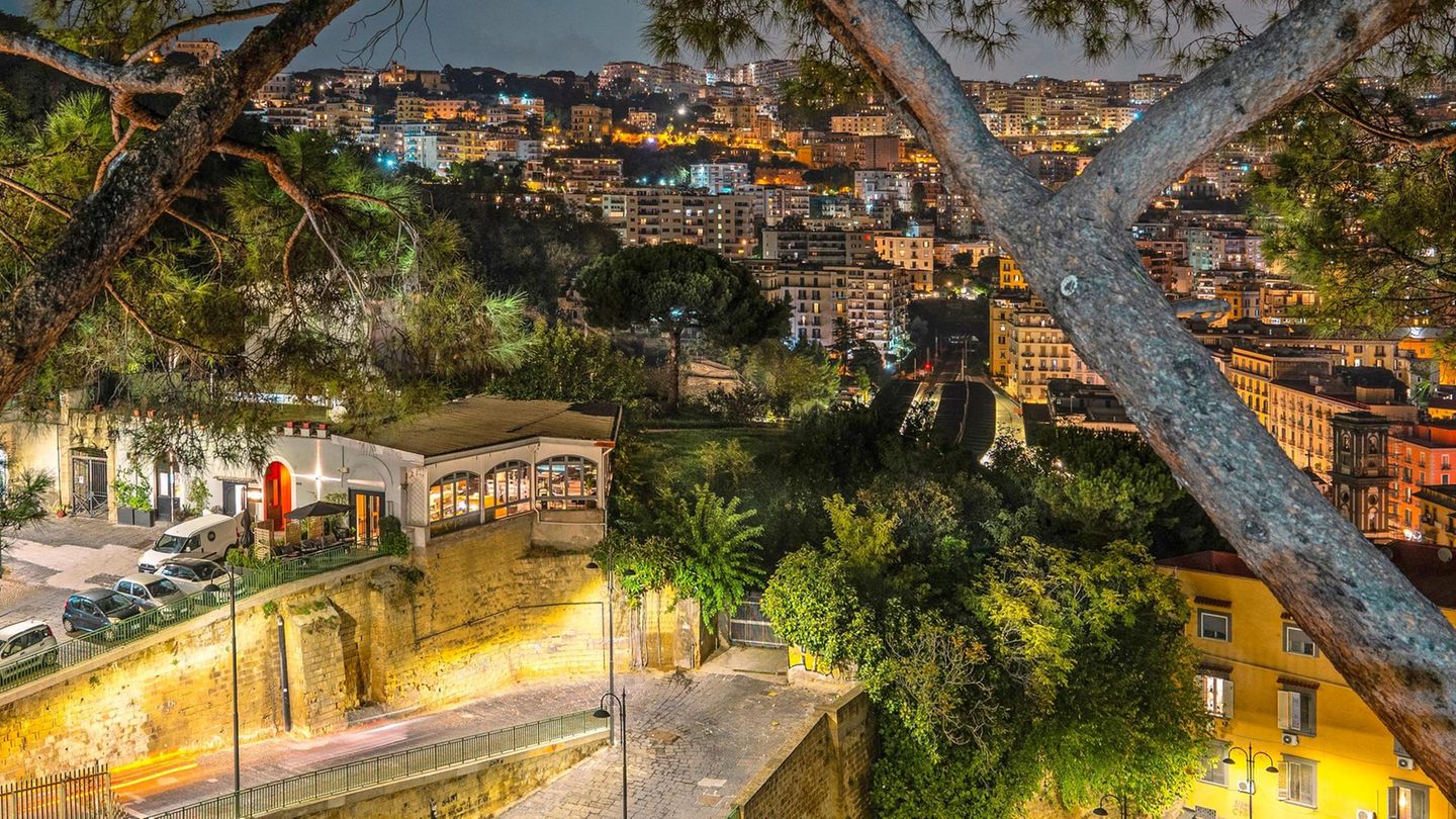 Blick vom Aussichtspunkt Sant´Antonio in Possillipo auf die Serpentinen in Neapel