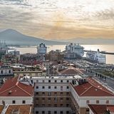Blick auf das Fähr- und Cruise-Terminal Stazione Marittima von Neapel. Im Hintergrund der Vesuv.
