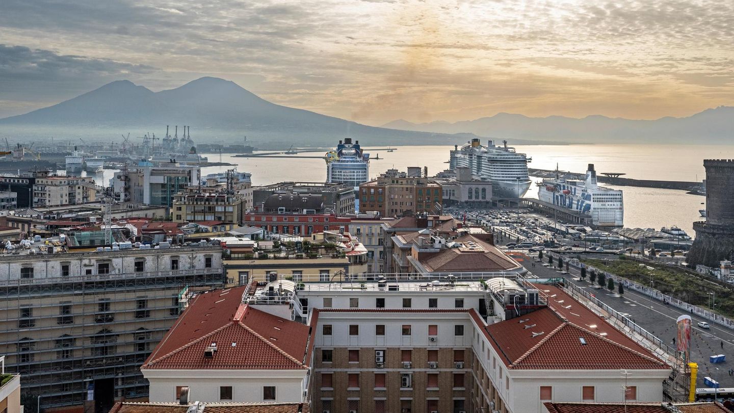Blick auf das Fähr- und Cruise-Terminal Stazione Marittima von Neapel. Im Hintergrund der Vesuv.
